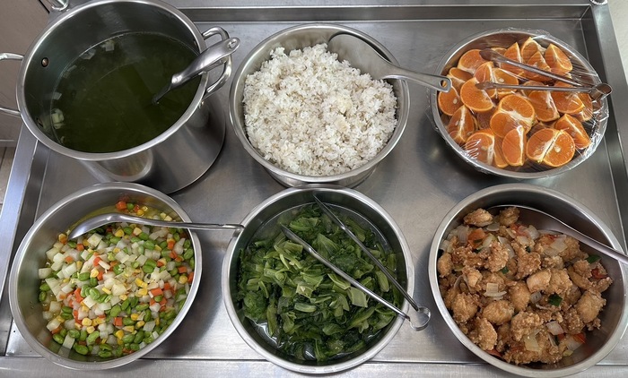 午餐：(小薏仁飯)、蕃茄雞丁、毛豆燴炒、季節時蔬、海菜銀魚湯、四季水果