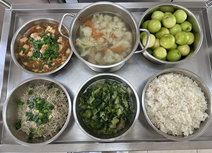 午餐：(高纖麥片飯)、香炒吻仔魚、紹子豆腐、季節時蔬、健康花菜湯、四季水果