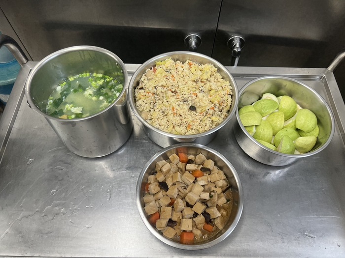 午餐：麻油高麗菜紅藜燜飯、菇燒豆干、青菜蛋花湯、四季水果