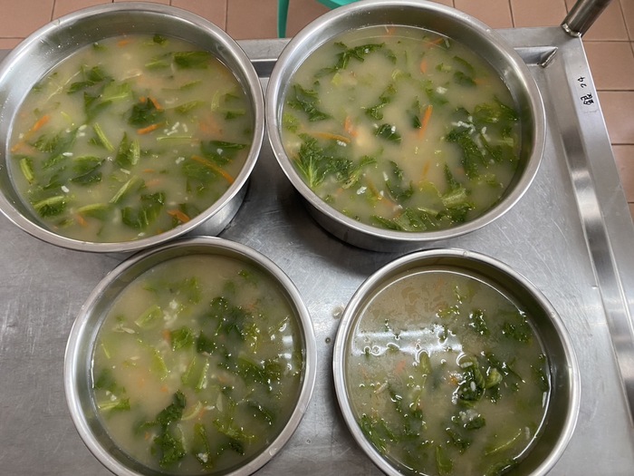 早點：蔬菜糙米雞稀飯