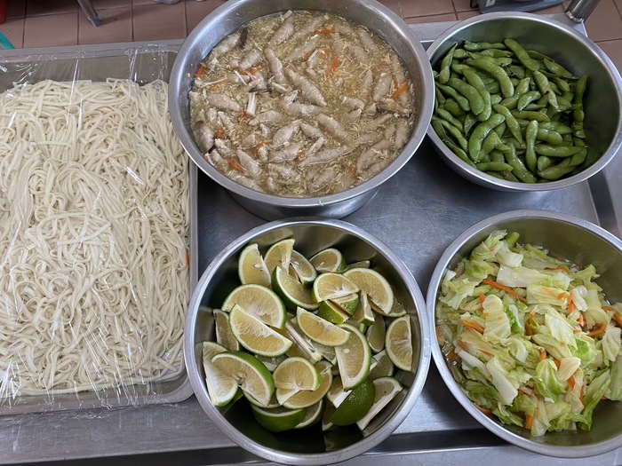 2024/10/16午餐：傳統肉羹麵、季節時蔬、蒜香毛豆莢、四季水果2024/10/16