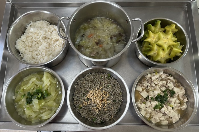 午點：(營養糙米飯)、松子香炒吻仔魚、肉末豆腐、季節時蔬、包白什錦湯、四季水果2025/02/21