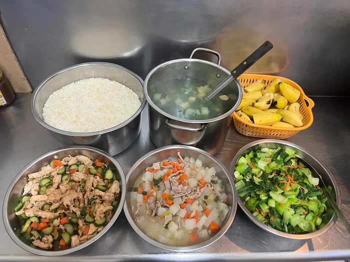 午餐：(芝麻糙米飯)、豆瓣雞丁、開陽白玉炒肉絲、季節時蔬、青菜豆腐湯、四季水果