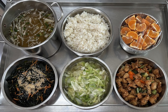 午餐：(營養糙米飯)、果蔬雞丁、香拌芝麻海芽、季節時蔬、金菇肉絲湯、四季水果