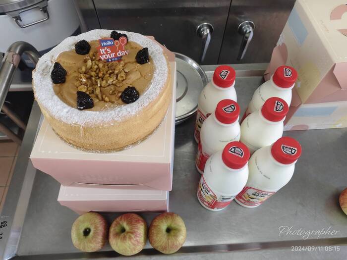 早點：生日蛋糕+鮮奶 (壽星蘋果一顆)