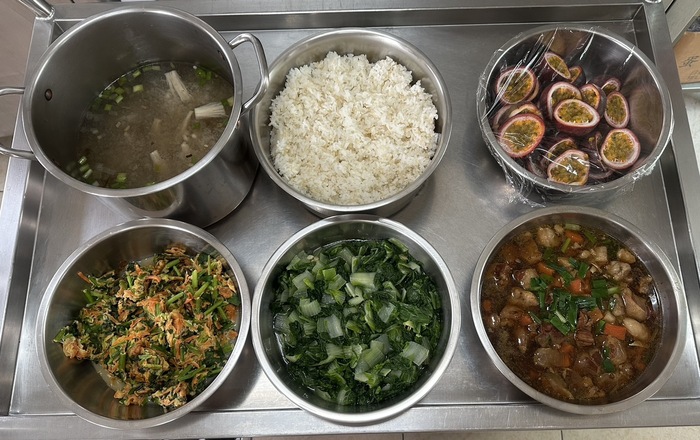 午餐：(營養糙米飯)、傳統焢肉、綠菠煎蛋、季節時蔬、味噌紫菜金菇湯、四季水果2025/01/03