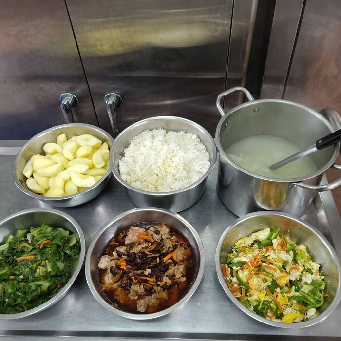 午餐：(健康小米飯)、香菇蒸肉、青椒炒蛋、季節時蔬、菜心排骨湯、四季水果