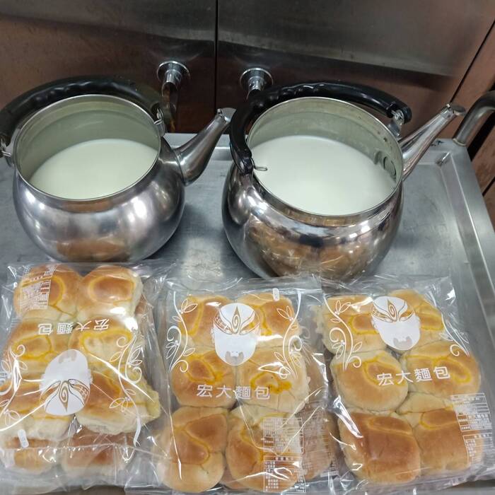 午點：麵包+牛奶