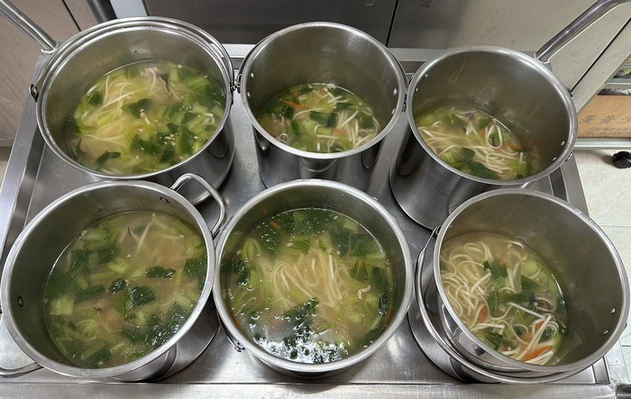 午餐：肉絲蛋炒飯、時蔬雙拼、金瓜排骨湯、四季水果2024/10/4