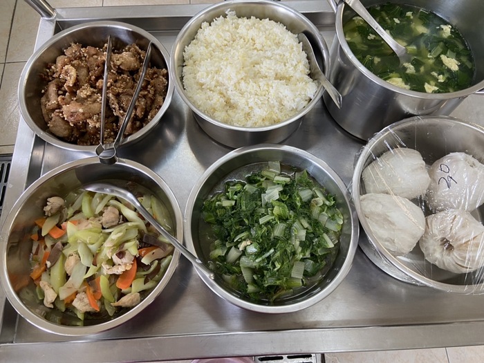 午餐：(健康小米飯)、古早味豬排、黃瓜炒雞片、季節時蔬、青菜蛋花湯、四季水果