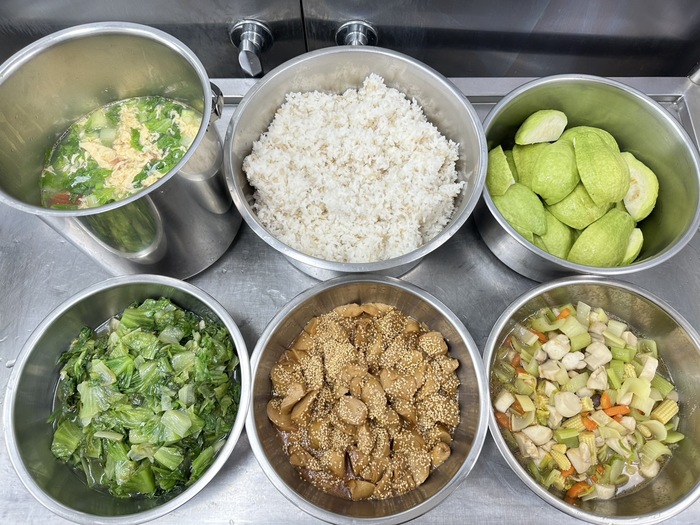 午餐：(高纖麥片飯)、芝麻蜜汁麵腸、炒什錦、季節時蔬、蕃茄白菜蛋花湯、四季水果2024/12/30