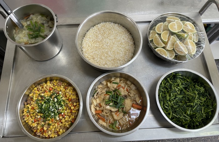 午餐：(營養糙米飯)、蒜燒魚片、玉米腰果肉茸、季節時蔬、包白什錦湯、 四季水果2024/10/1