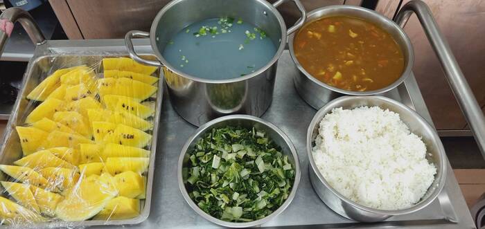 午餐：咖哩洋芋雞肉飯、季節時蔬、黃金蜆湯、四季水果