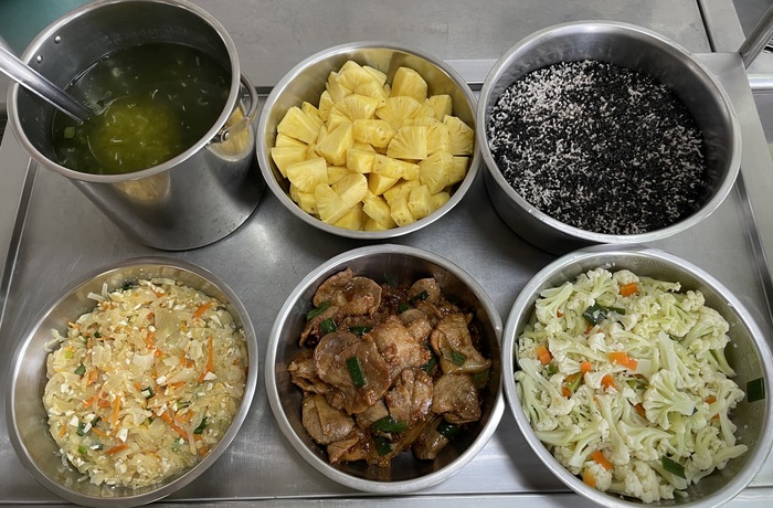 午餐：(香香芝麻飯)、紅燒豬排、金沙洋蔥、季節時蔬、鮮味海菜湯、四季水果