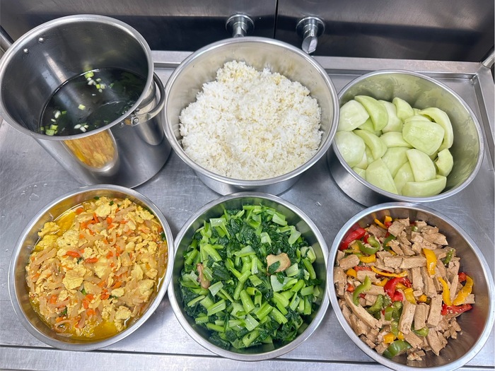 午餐：(健康小米飯)、彩椒炒干片、豆薯炒蛋、季節時蔬、薑絲海芽湯、四季水果
