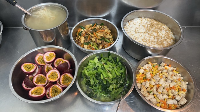 午餐：(營養糙米飯)、腰果燴雞丁、客家小炒、季節時蔬、豆薯排骨湯、四季水果2024/12/12