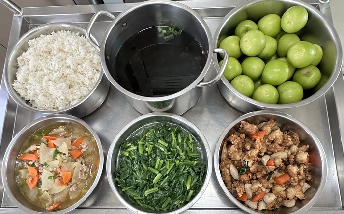 午餐：(營養糙米飯)、塔香雞柳、肉茸燒冬瓜、季節時蔬、薑絲紫菜湯、四季水果