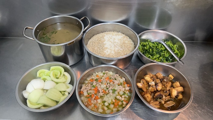 午餐：(高纖麥片飯)、清蒸魚、開陽肉末蘿蔔絲、季節時蔬、芹香油腐湯、四季水果2024/10/17