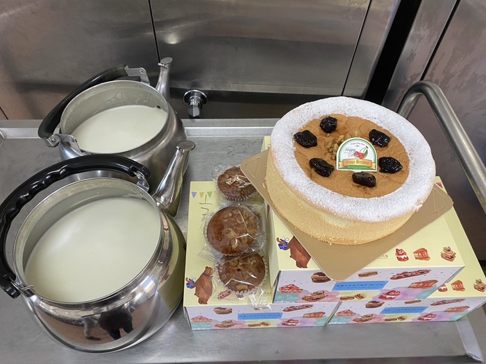 早點：生日蛋糕+牛奶