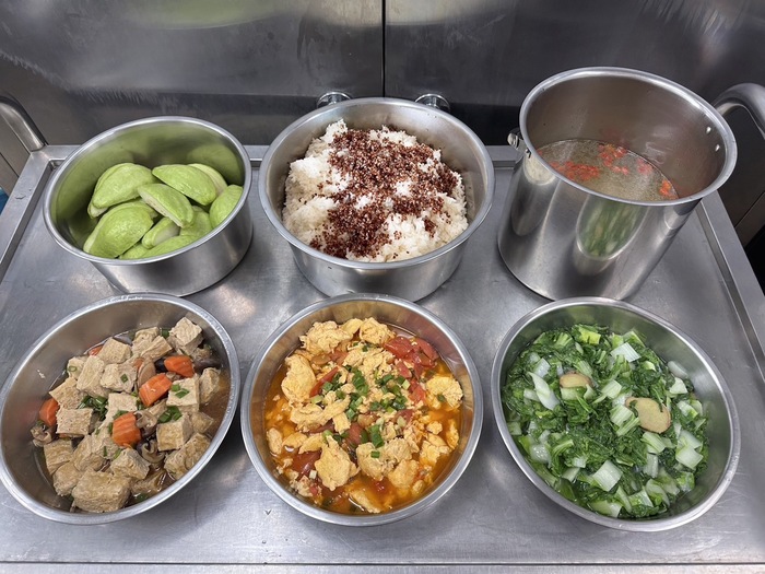 午餐：★(紅藜飯)、紅燒凍豆腐、蕃茄炒蛋、季節時蔬、薑絲冬瓜湯、四季水果2024/11/18