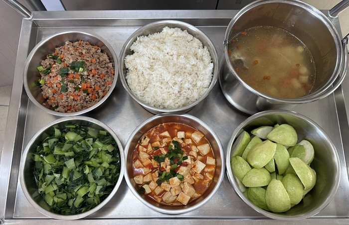 午餐：(營養糙米飯)、蒜香炒絞肉、蕃茄豆腐、季節時蔬、養生山藥湯、四季水果