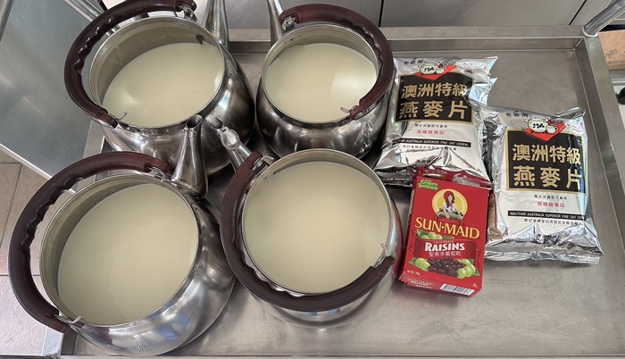 午點：葡萄乾燕麥片*牛奶