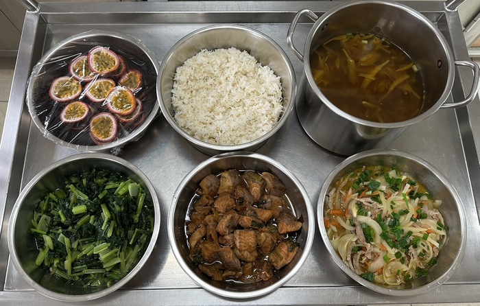 午餐：(營養糙米飯)、塔香魚片、洋蔥燜肉絲、季節時蔬、金針排骨湯、四季水果2024/12/27