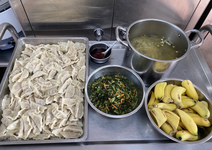 午餐：香香水餃午餐：季節時蔬、日式味噌湯、四季水果
