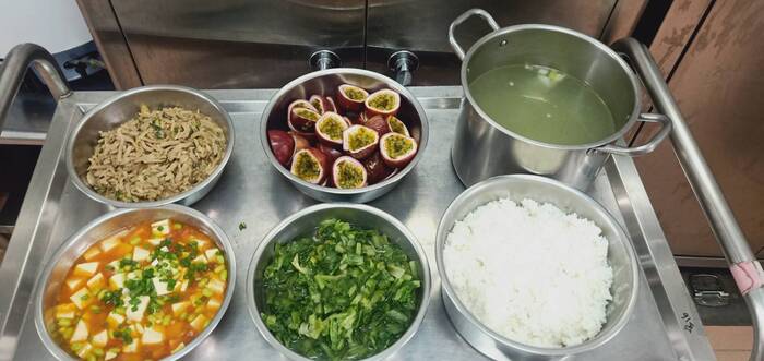 午餐：(營養糙米飯)、蔥爆肉絲、蕃茄毛豆燴嫩腐、季節時蔬、鮮味絲瓜湯、四季水果