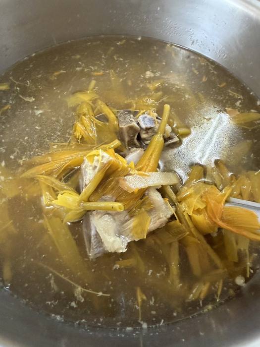 午餐：金針排骨湯