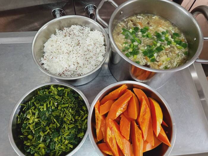 午餐：傳統肉羹紅藜飯、季節時蔬、四季水果