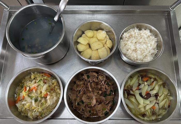 午餐：(營養糙米飯)、蔥爆肉片、大瓜燴炒、季節時蔬、黃金蜆湯、四季水果2024/9/27