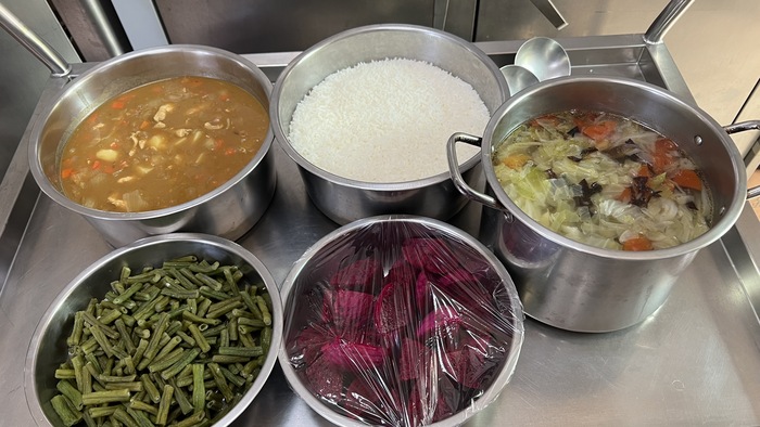 午餐：咖哩洋芋雞肉飯、季節時蔬、綜合蔬菜湯、四季水果