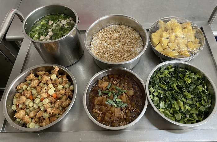 午餐：(燕麥飯)、玉筍雞丁、肉末冬瓜滷、季節時蔬、青菜貢丸湯、四季水果
