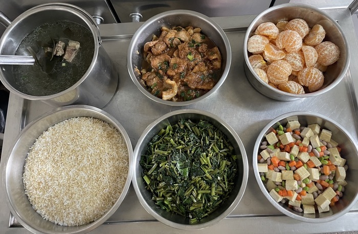 午餐：(營養糙米飯)、蔥燒豬排、花生四色、季節時蔬、昆布排骨湯、四季水果