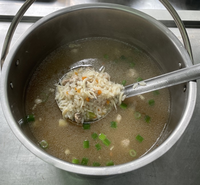 早點：鮮肉小魚粥