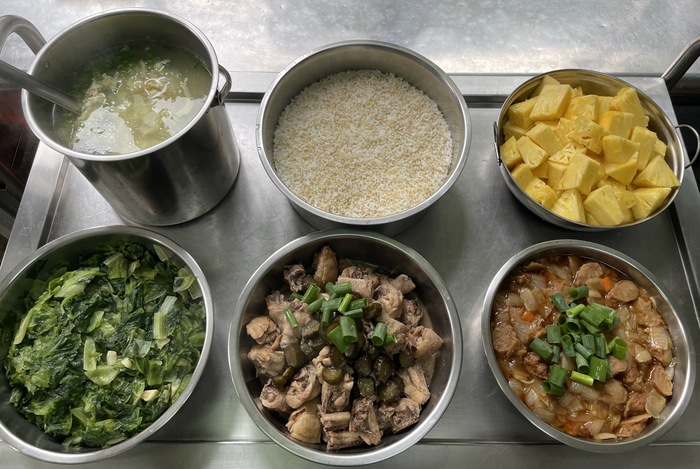 午餐：(營養糙米飯)、花瓜雞、洋蔥甜條、季節時蔬、柴魚蛋花湯、四季水果