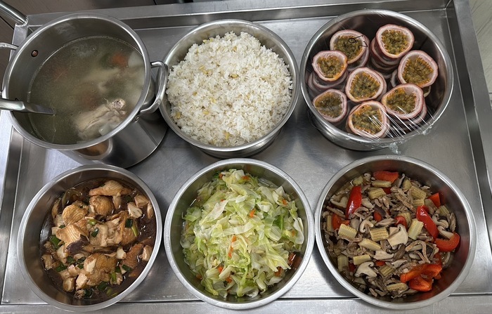 午餐：(松子糙米飯)、豆腐蒸魚、三彩肉絲、季節時蔬、蘿蔔雞骨湯、四季水果