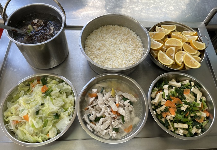 午餐：(營養糙米飯)、薑燒魚片、鮮蔬炒豆干、季節時蔬、木須肉片湯、四季水果2024/12/31