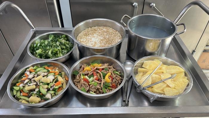 午餐：(燕麥飯)、彩椒肉柳、鮮菇燴炒、季節時蔬、黃金蜆仔湯、四季水果