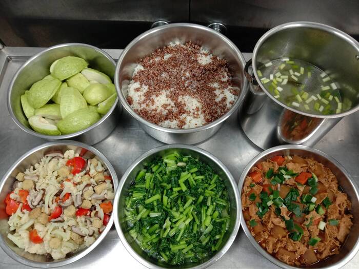 午餐：(紅藜飯)、大根燒腐皮、花椰什錦、季節時蔬、日式味噌湯、四季水果