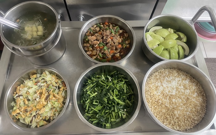 午餐：(燕麥飯)、傳統焢肉、炒什香菜、季節時蔬、金菇什錦湯、四季水果
