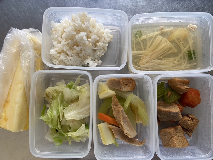 午餐：(營養糙米飯)、咕咾肉、芹香甜條、季節時蔬、金菇肉絲湯、四季水果