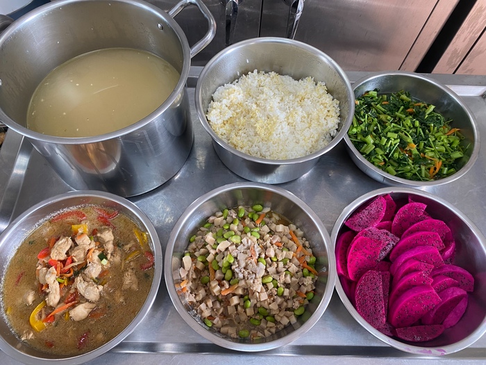 午餐：(健康小米飯)、彩椒雞丁、芋香燴肉末、季節時蔬、青木瓜排骨湯、四季水果2024/9/18