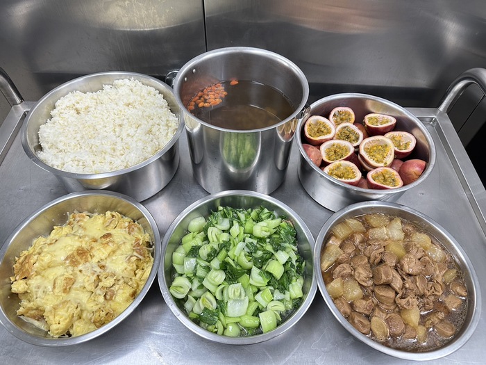 午餐：健康小米飯、冬瓜燒麵輪、起司烘蛋、季節時蔬、養生牛蒡湯、四季水果