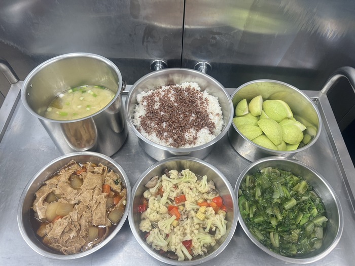 午餐：(紅藜飯)、大根燒腐皮、花椰什錦、季節時蔬、日式味噌湯、四季水果2024/12/9