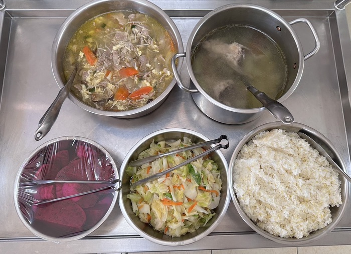 午餐：壽喜燒小米丼飯、季節時蔬、黃瓜雞骨湯、四季水果