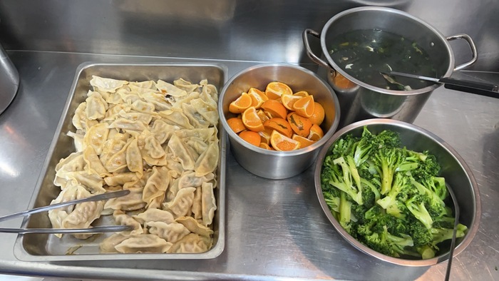 午餐：香香水餃、季節時蔬、海芽豆腐湯、四季水果