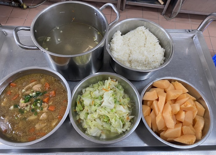 午餐：日式洋芋雞肉飯、季節時蔬、三絲湯、四季水果