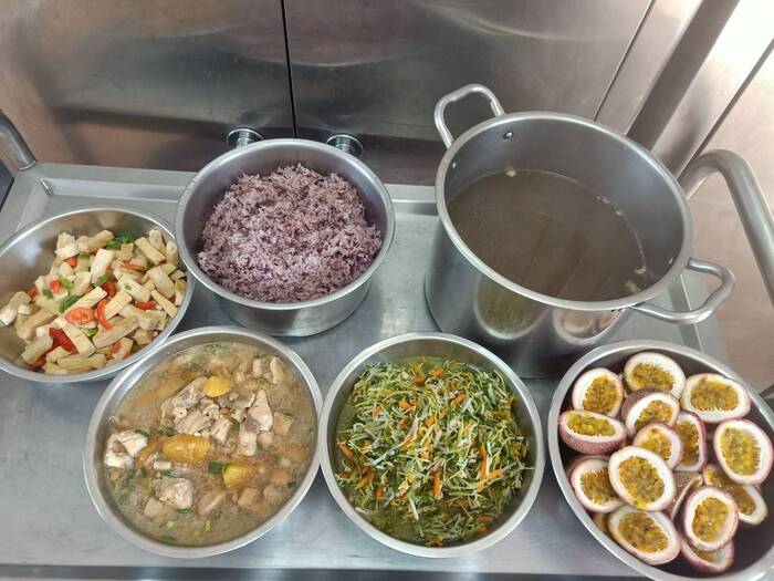 午餐：(養生紫米飯)、蔭鳳梨蒸魚、鮮蔬炒豆干、季節時蔬、木須肉絲湯、四季水果